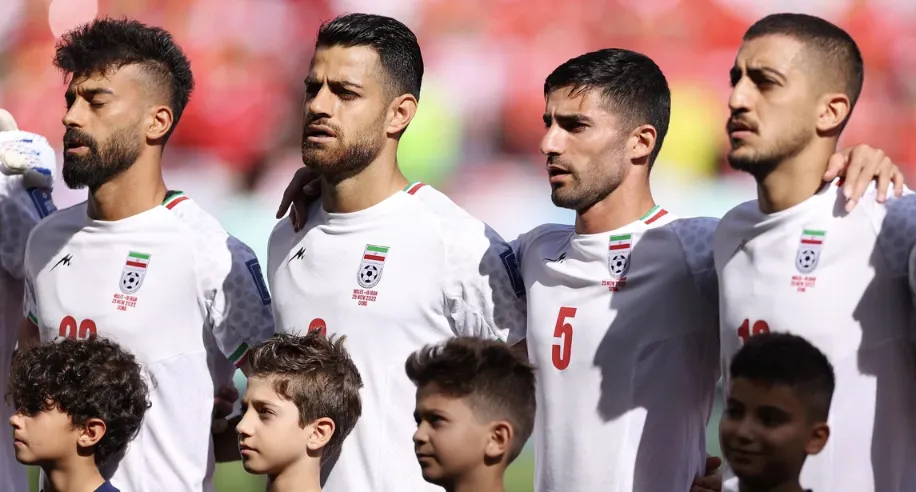 Silent Gestures and Loud Statements: The Players' Dilemma